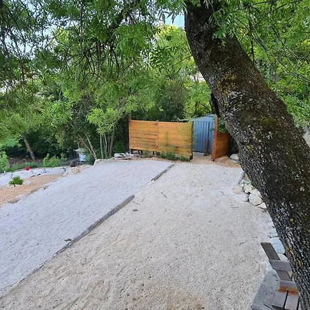 Des Hirondelles, Naturiste Homestay *